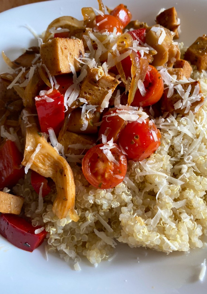 Una foto de Quinoa con seitán y verduras