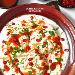 A picture of Khatta meetha dahi vada.