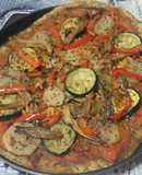 Pizza vegana con setas ostra, nabo y pimientos