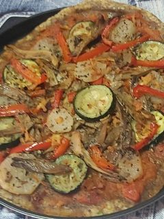 Una foto de Pizza vegana con setas ostra, nabo y pimientos