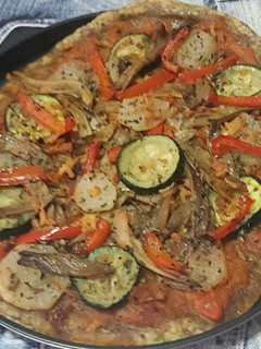 Una foto de Pizza vegana con setas ostra, nabo y pimientos