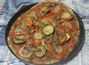 Una foto de Pizza vegana con setas ostra, nabo y pimientos