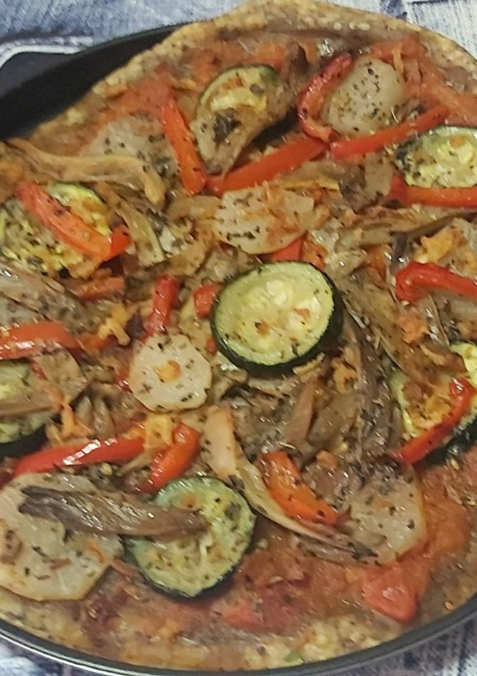 Una foto de Pizza vegana con setas ostra, nabo y pimientos