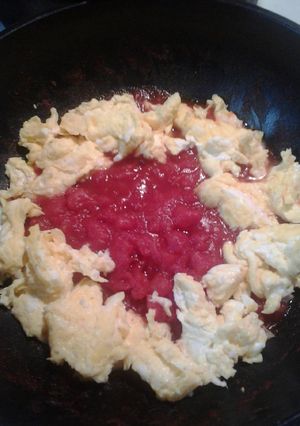 A picture of Sweet tomato gravy and eggs.