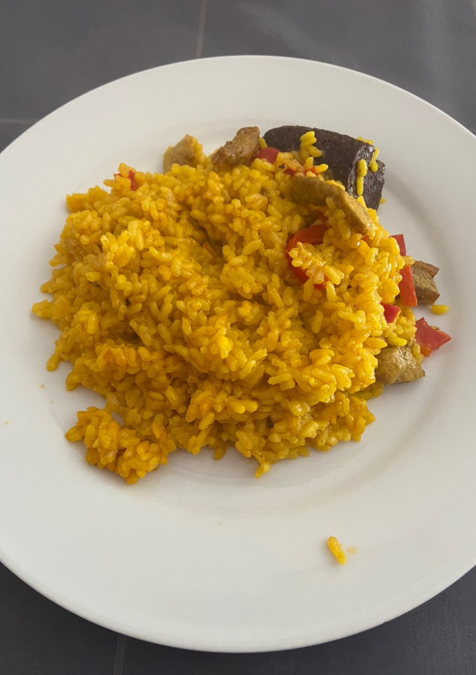 Una foto de Arroz con lomo y butifarra negra