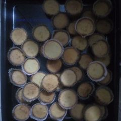 A picture of 100pcs Vanilla Cupcakes.