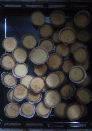 A picture of 100pcs Vanilla Cupcakes.