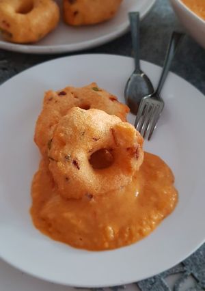 A picture of Indian Vadei with Creamy & Spicy Tomato Chutney.
