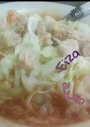 Una foto de Sopa de letras con lechuga y cuadritos de atún