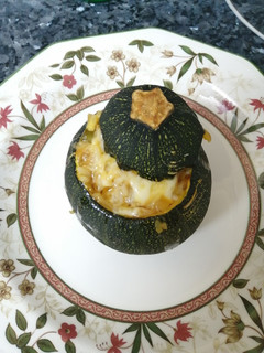 Una foto de Calabacín luna relleno de arroz y atún