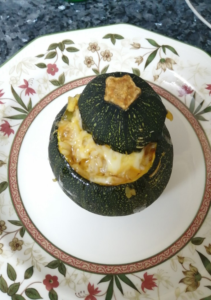 Una foto de Calabacín luna relleno de arroz y atún