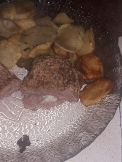 Una foto de Papas fritas con carne molida de pollo al horno rellenas de queso..