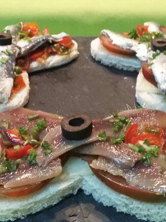 Una foto de Tostadas de anchoas y sardinas marinadas