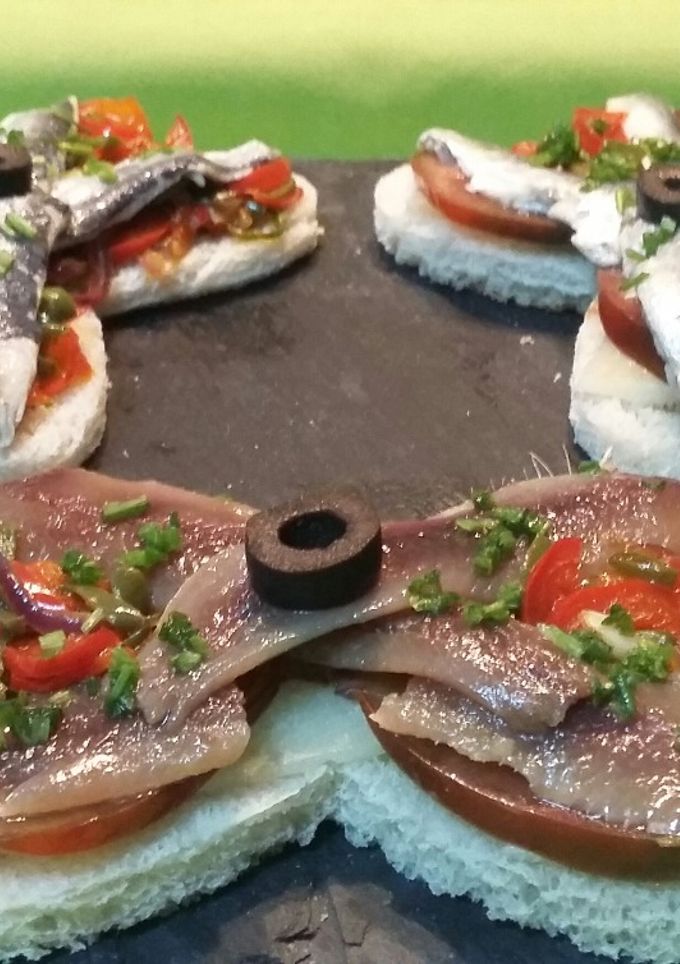 Una foto de Tostadas de anchoas y sardinas marinadas