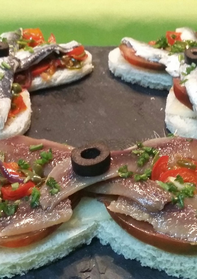 Una foto de Tostadas de anchoas y sardinas marinadas