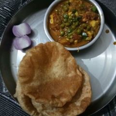 A picture of Matar paneer.