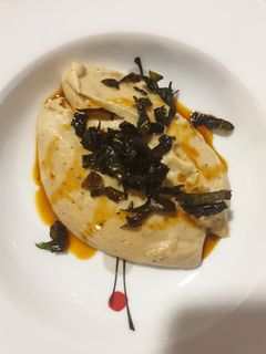 Una foto de Crema de patatas y acelgas chips con aceite pimentón paprika