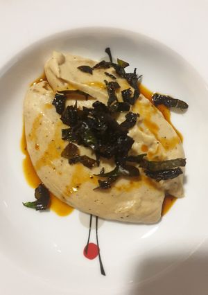 Foto principal de Crema de patatas y acelgas chips con aceite pimentón paprika