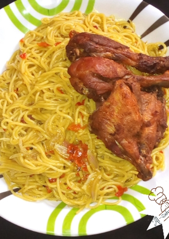 A picture of Spaghetti and fried chicken.