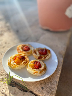 Una foto de Hojaldritos de queso de cabra y tomates confitados en freidora de aire