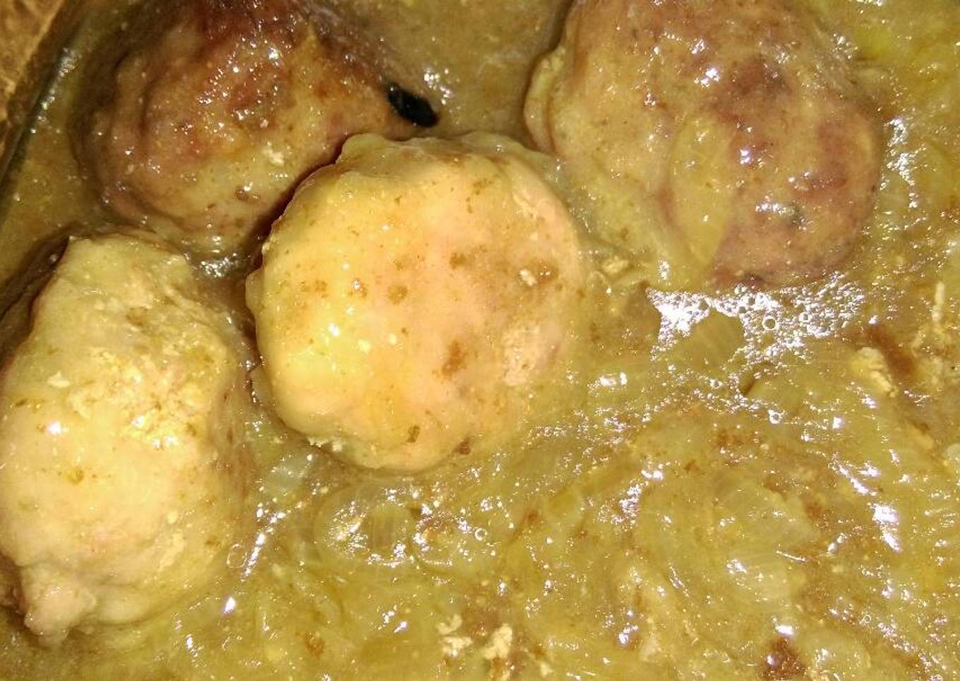 Albóndigas en salsa de cebolla