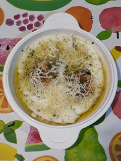 Una foto de Huevos fritos con queso rallado