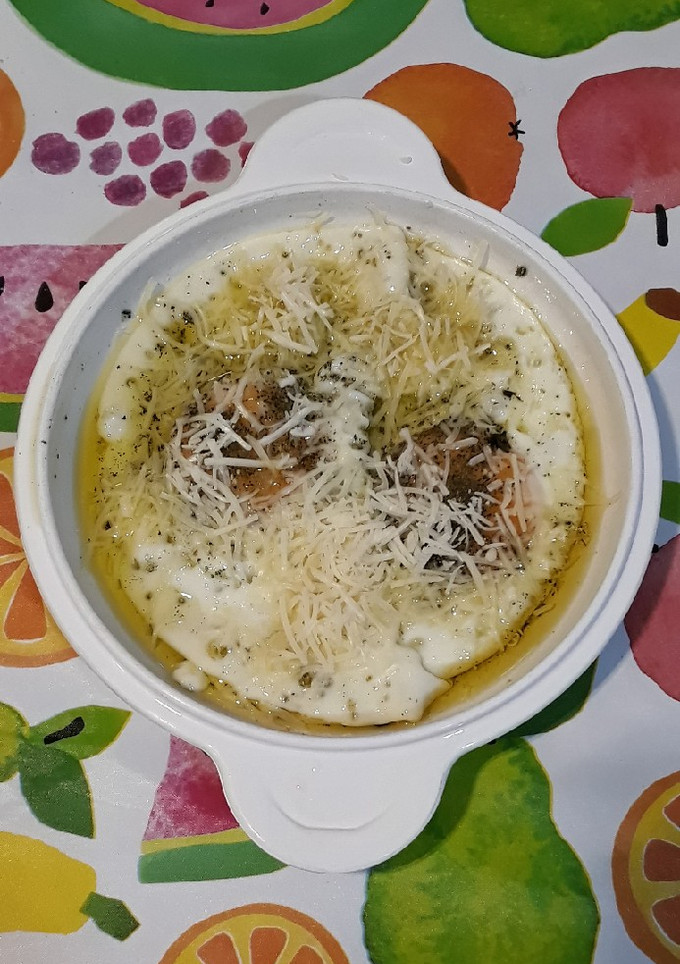 Una foto de Huevos fritos con queso rallado