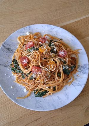 Une photo de Spaghetti bolognaise épicée épinards courgettes