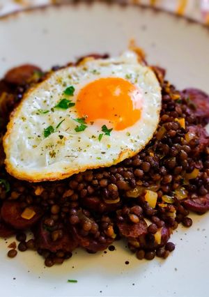 🌲 Pirított lencse fokhagymával, kolbásszal és tükörtojással 🥘 recept fotója