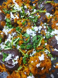 भरली वांगी (Stuffed Brinjal/Eggplant recipe in marathi) रेसिपी चे मुख्य फोटो