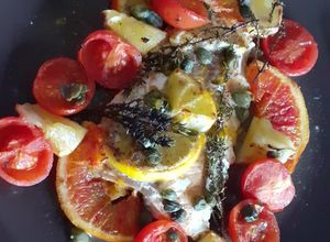 Foto di Trancio di salmone al forno, con agrumi, timo e pomodorini