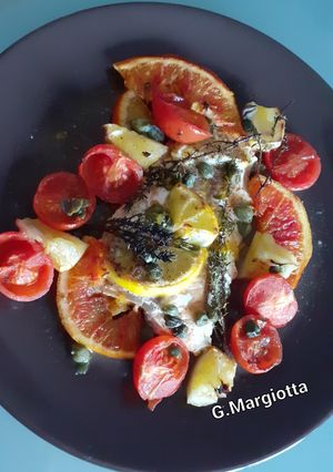 Foto di Trancio di salmone al forno, con agrumi, timo e pomodorini