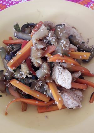 Una foto de Wok de pollo con un toque miel