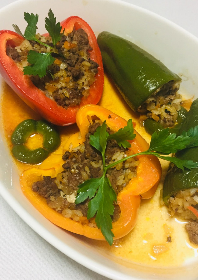 Una foto de Pimientos Tres Colores  al Horno con carne Molida 👩‍🍳