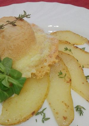 Foto principal de Sombrero de queso de cabra sobre peras caramelizadas