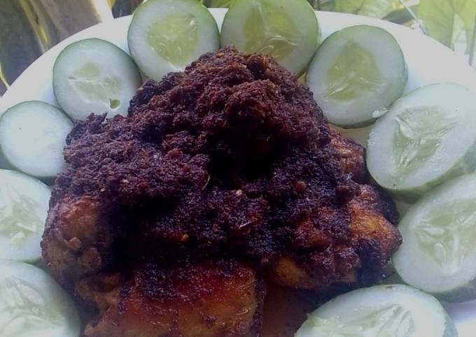 Cara membuat Ayam Bumbu Hitam Khas Madura Cara membuat Ayam Bumbu Hitam Khas Madura