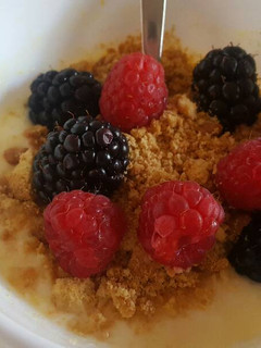 Una foto de Yogur con frutos del bosque