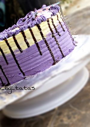 A picture of Chocolate drip on buttered cream icing cake.