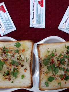 ચીઝી ગાર્લિક બ્રેડ (Cheesy Garlic Bread Recipe In Gujarati) રેસીપી મુખ્ય ફોટો