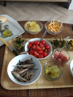 Una foto de Ensalada de caballa asada y encurtidos (aperitivos)