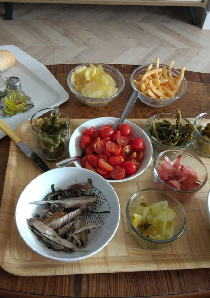 Una foto de Ensalada de caballa asada y encurtidos (aperitivos)