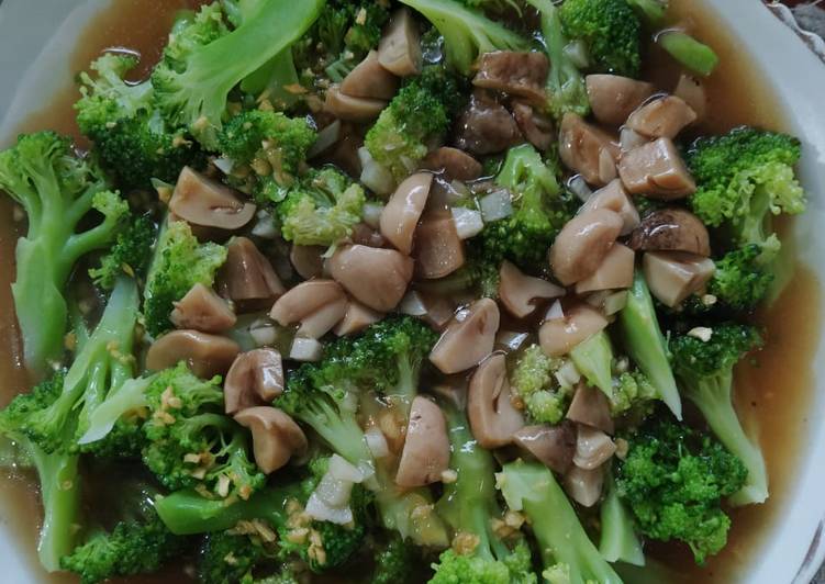 Langkah Mudah untuk Membuat Broccoli mushrooms Saus tiram yang Menggugah Selera