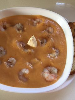 Una foto de Crema de verduras con gambas