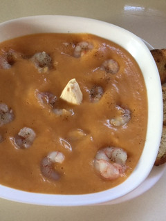 Una foto de Crema de verduras con gambas