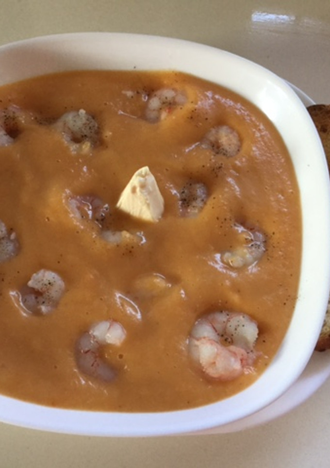 Una foto de Crema de verduras con gambas