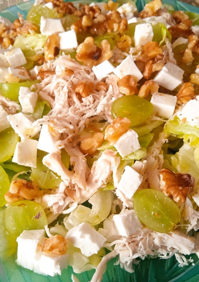 Una foto de Ensalada de pollo y uvas