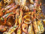 Una foto de filete dorada sartén