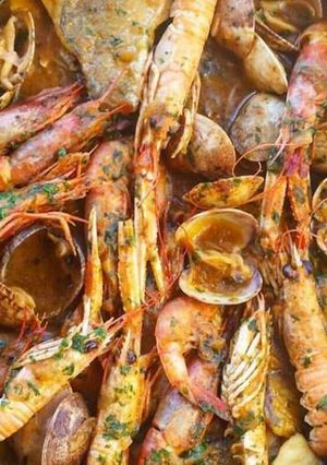 Una foto de Zarzuela de pescado y marisco