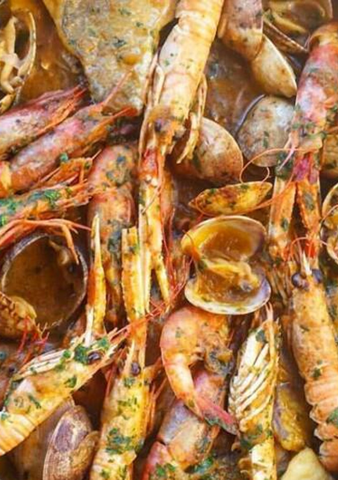 Una foto de Zarzuela de pescado y marisco