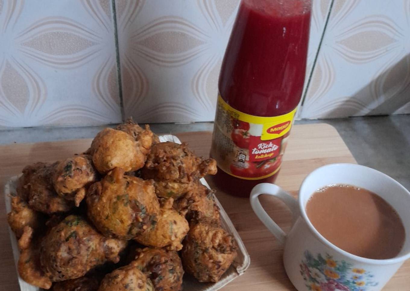 Methi pakoda with tea